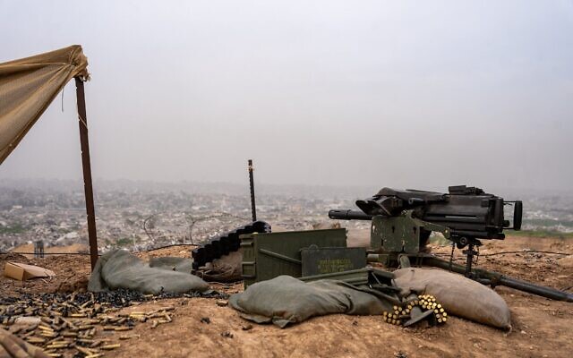 Vue du quartier de Shejaiya à Gaza-City depuis une position de l'armée israélienne dans la bande de Gaza, le 9 février 2026. (Crédit : Emanuel Fabian/Times of Israel)