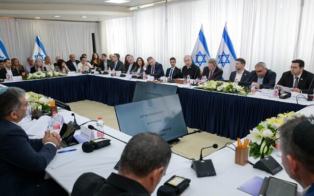 Le Premier ministre Benjamin Netanyahu (au centre) présidant la réunion hebdomadaire du cabinet, dans la ville de Kiryat Shmona, dans le nord du pays, le 1ᵉʳ février 2025. (Crédit : Maayan Toaf/GPO)
