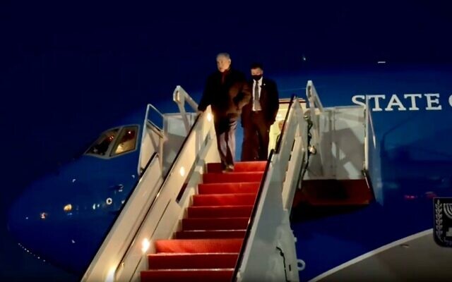 Le Premier ministre Benjamin Netanyahu descendant de l'Aile de Sion, à la base militaire Joint Base Andrews, dans le Maryland, le 10 février 2026. (Crédit : Capture d'écran)