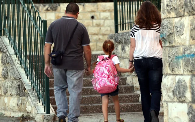 Des parents accompagnent un enfant à l'école, à Jérusalem, le 27 août 2013. (Yossi Zamir / Flash90)