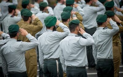 Illustration : Des militaires de carrière et des soldats effectuant leur service obligatoire au sein de la Direction du renseignement militaire de l'armée israélienne assistent à une cérémonie pour la nomination du nouveau chef du renseignement à la base militaire de Glilot, près de Tel Aviv, le 28 mars 2018. (Crédit : Miriam Alster/Flash90)