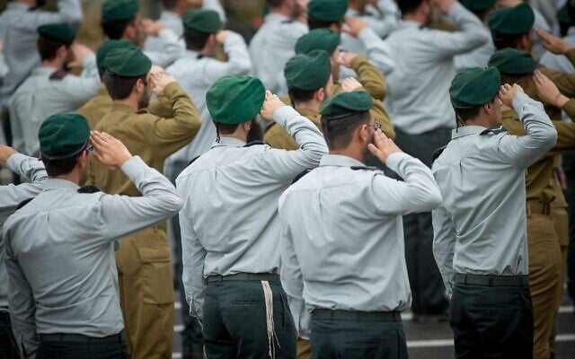 Illustration : Des militaires de carrière et des soldats effectuant leur service obligatoire au sein de la Direction du renseignement militaire de l'armée israélienne assistent à une cérémonie pour la nomination du nouveau chef du renseignement à la base militaire de Glilot, près de Tel Aviv, le 28 mars 2018. (Crédit : Miriam Alster/Flash90)