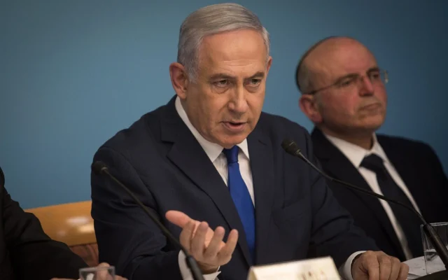 Le Premier ministre Benjamin Netanyahu lors d'une conférence de presse au cabinet du Premier ministre à Jérusalem, le 2 avril 2018. (Crédit : Hadas Parush/Flash90)