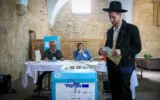 Un homme ultra-orthodoxe au bureau de vote du Likud à Safed lors des primaires du parti, le 5 février 2019 . (Crédit : David Cohen/Flash90)