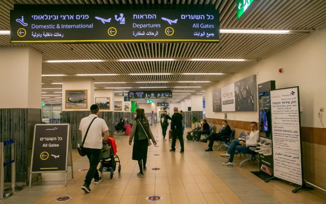 Vue du hall des départs du terminal 1 de l'aéroport Ben Gurion, près de Tel Aviv, le 1er décembre 2020. (Crédit : Yossi Aloni/Flash90)