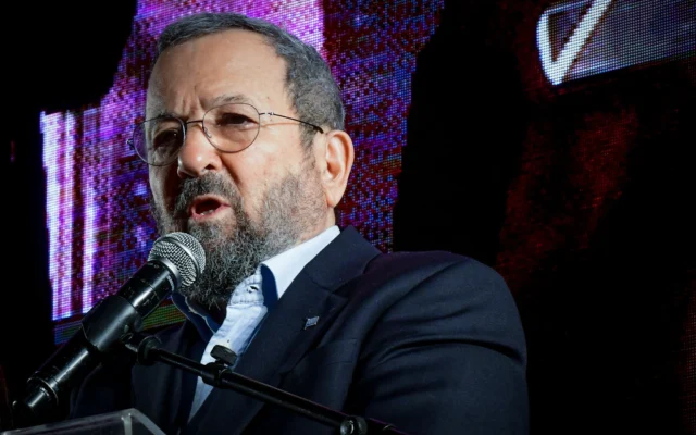 L'ancien Premier ministre Ehud Barak s'exprime lors d'une manifestation à Tel Aviv contre la réforme judiciaire prévue par le gouvernement, le 25 février 2023. (Crédit : Tomer Neuberg/ Flash90) L'ancien Premier ministre Ehud Barak s'exprime lors d'une manifestation à Tel Aviv contre la réforme judiciaire prévue par le gouvernement, le 25 février 2023. (Crédit : Tomer Neuberg/ Flash90)