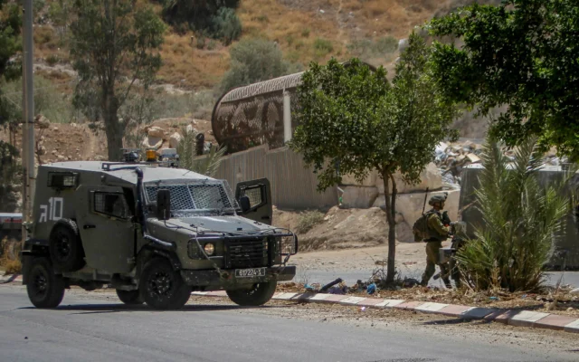 Des soldats de l'armée israélienne près du lieu d'une fusillade dans la vallée du Jourdain en Cisjordanie, le 2 août 2023. (Crédit : Nasser Ishtayeh/Flash90)