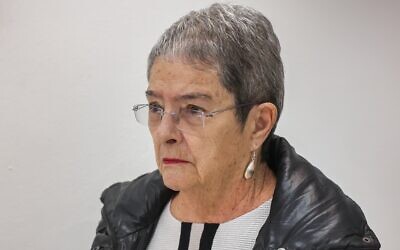 Carol Fessler, 82 ans, accusée d'avoir tué Rafael Adana, 4 ans, dans un accident avec délit de fuite, à l'audience du tribunal de Petah Tikva, le 19 février 2024. (Crédit : Jonathan Shaul/Flash90) Carol Fessler, 82 ans, accusée d'avoir tué Rafael Adana, 4 ans, dans un accident avec délit de fuite, à l'audience du tribunal de Petah Tikva, le 19 février 2024. (Crédit : Jonathan Shaul/Flash90)