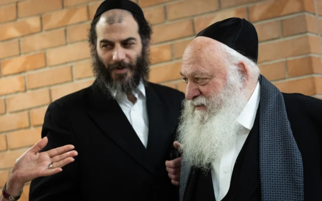 Le ministre du Logement de l'époque, Yitzchak Goldknopf, à droite, et son conseiller principal Motti Babchik arrivent à la réunion de la faction United Torah Judaism à la Knesset à Jérusalem, le 17 février 2025. (Crédit : Chaim Goldberg/Flash90)