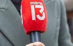 Un journaliste de la Treizième chaîne, le 22 février 2025. (Crédit : Yossi Aloni/Flash90)