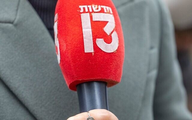 Un journaliste de la Treizième chaîne, le 22 février 2025. (Crédit : Yossi Aloni/Flash90)