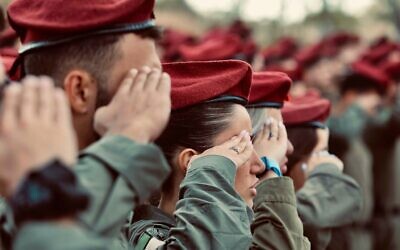Des soldats israéliens de l'unité Oketz participent à une cérémonie commémorative le 4 mai 2025. (Crédit : Oren Cohen/Flash90)
