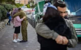 Des soldats de réserve israéliens font leurs adieux à leur épouse à Jérusalem, le 5 mai 2025. (Chaim Goldberg/Flash90)