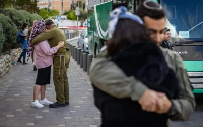 Des soldats de réserve israéliens font leurs adieux à leur épouse à Jérusalem, le 5 mai 2025. (Chaim Goldberg/Flash90)