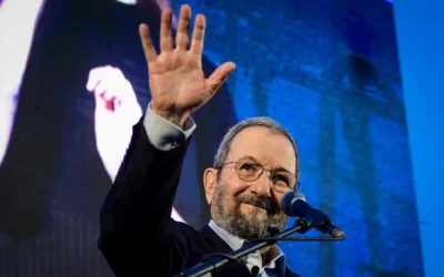L'ex-Premier ministre Ehud Barak prend la parole lors d'un rassemblement contre le gouvernement sur la place Habima de Tel Aviv, le 17 mai 2025. (Avshalom Sassoni/Flash90) L'ex-Premier ministre Ehud Barak prend la parole lors d'un rassemblement contre le gouvernement sur la place Habima de Tel Aviv, le 17 mai 2025. (Avshalom Sassoni/Flash90)