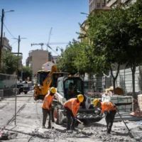 Travaux de construction du tramway de Jérusalem, dans le centre-ville, le 30 mai 2025. (Chaim Goldberg/Flash90)