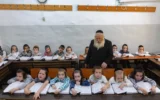 Enfants ultra-orthodoxes dans leur classe à un Heder à Jérusalem, le 25 août 2025. (Crédit : Chaim Goldberg/Flash90)