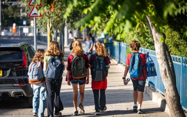 Des enfants arrivant pour leur premier jour d'école, à Jérusalem, le 1ᵉʳ septembre 2025. (Crédit : Chaïm Goldberg/Flash90) Des enfants arrivant pour leur premier jour d'école, à Jérusalem, le 1ᵉʳ septembre 2025. (Crédit : Chaïm Goldberg/Flash90)