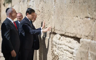 Le Premier ministre Benjamin Netanyahu, le secrétaire d’État américain Marco Rubio et l’ambassadeur américain Mike Huckabee au mur Occidental dans la Vieille Ville de Jérusalem, le 14 septembre 2025 (Crédit : Chaim Goldberg/FLASH90)