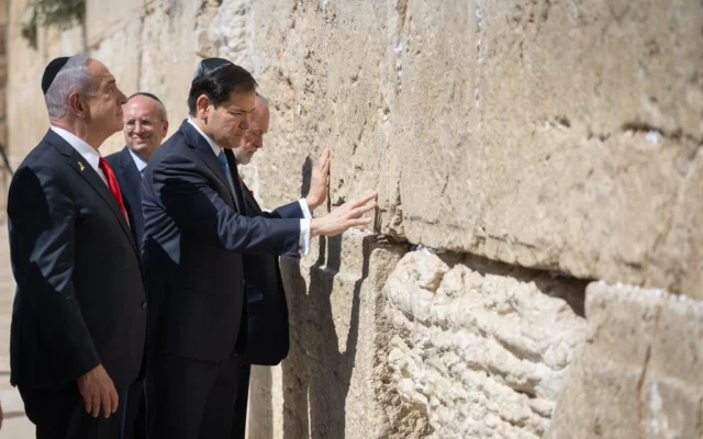 Le Premier ministre Benjamin Netanyahu, le secrétaire d’État américain Marco Rubio et l’ambassadeur américain Mike Huckabee au mur Occidental dans la Vieille Ville de Jérusalem, le 14 septembre 2025 (Crédit : Chaim Goldberg/FLASH90)