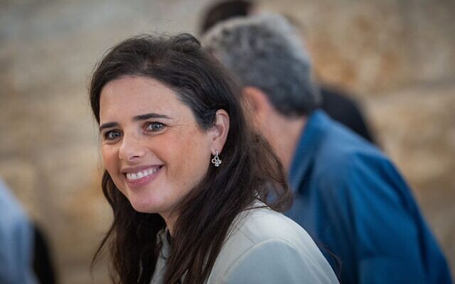 Ayelet Shaked assistant à une cérémonie d'adieu en l'honneur du juge Yosef Elron, qui quitte la Cour suprême, à la Cour suprême de Jérusalem, le 18 septembre 2025. (Crédit : Yonatan Sindel/Flash90)