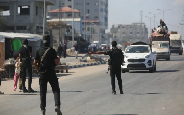 Les forces de l'ordre du Hamas déployées dans Gaza-City, le 11 octobre 2025. (Crédit : Ali Hassan/Flash90) Les forces de l'ordre du Hamas déployées dans Gaza-City, le 11 octobre 2025. (Crédit : Ali Hassan/Flash90)