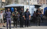 Les forces de police du Hamas se déploient dans la ville de Gaza le 11 octobre 2025. (Crédit : Ali Hassan/ Flash90)