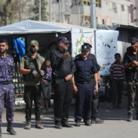 Les forces de police du Hamas se déploient dans la ville de Gaza le 11 octobre 2025. (Crédit : Ali Hassan/ Flash90)