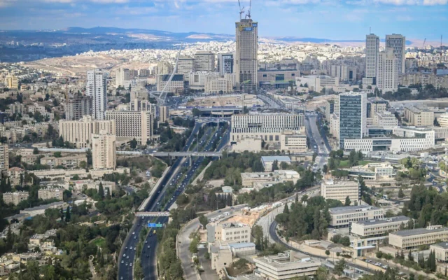 Vue de l’autoroute Begin de Jérusalem et des environs, depuis un hélicoptère, le 12 octobre 2025 (Arie Leib Abrams/Flash90)