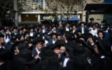 Des juifs ultra-orthodoxes se rendant à la manifestation "d'un million d'hommes" contre la conscription dans l'armée israélienne, à Jérusalem, le 30 octobre 2025. (Crédit : Yonatan Sindel/Flash90)