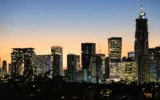 Vue sur la skyline de Tel Aviv, au coucher du soleil, le 26 octobre 2025 (Moshe Shai/Flash90)