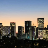 Vue sur la skyline de Tel Aviv, au coucher du soleil, le 26 octobre 2025 (Moshe Shai/Flash90)