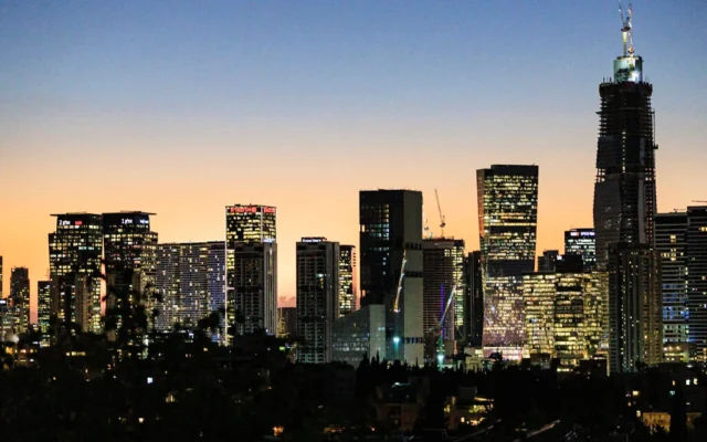 Vue sur la skyline de Tel Aviv, au coucher du soleil, le 26 octobre 2025 (Moshe Shai/Flash90)