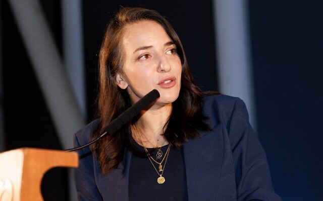Lucy Aharish, présentatrice de la Treizième chaîne, le 11 mars 2025. (Crédit : Moshe Shaï/FLASH90) Lucy Aharish, présentatrice de la Treizième chaîne, le 11 mars 2025. (Crédit : Moshe Shaï/FLASH90)