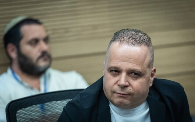 Le maire d'Ashkelon, Tomer Glam, assistant à une réunion de la commission des Finances de la Knesset, à Jérusalem, le 24 novembre 2025. (Crédit : Yonatan Sindel/Flash90)