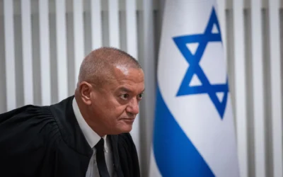 Le juge Khaled Kabub arrive pour une audience à la Cour suprême à Jérusalem, le 27 novembre 2025. (Crédit : Yonatan Sindel/Flash90)