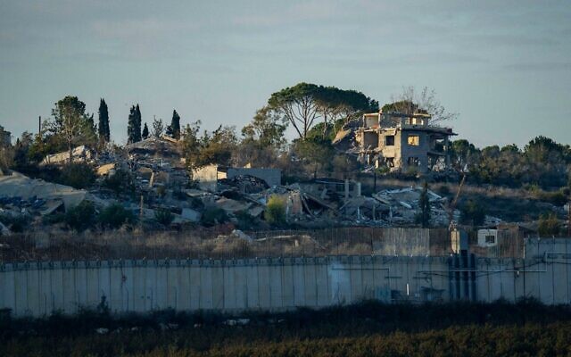 Vue des bâtiments détruits le long de la frontière avec le Liban, depuis le nord d'Israël, le 13 décembre 2025. (Crédit : Erik Marmor/Flash90)