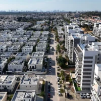Des immeubles résidentiels dans le quartier de Sharona, à Kfar Yona, dans le centre d'Israël, le 3 janvier 2026 (Shahar Yaari / Flash90)