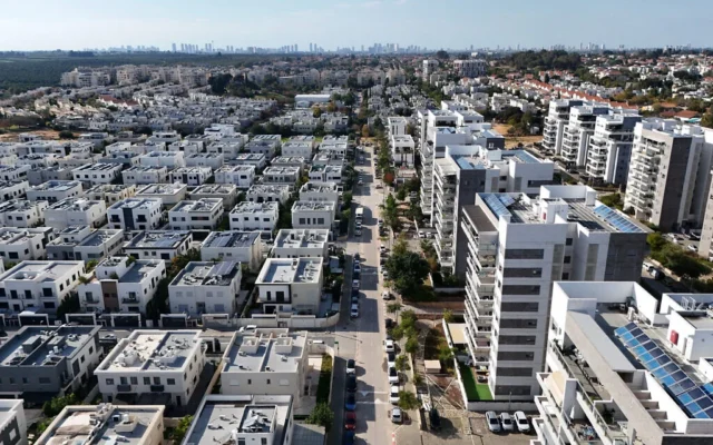 Des immeubles résidentiels dans le quartier de Sharona, à Kfar Yona, dans le centre d'Israël, le 3 janvier 2026 (Shahar Yaari / Flash90)