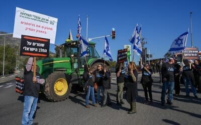 Des producteurs laitiers et leurs sympathisants manifestent contre la réforme du secteur laitier menée par le ministre des Finances Bezalel Smotrich à HaGoma Junction, près de la ville de Kiryat Shmona, dans le nord d'Israël, le 5 janvier 2026. (Crédit : Ayal Margolin/Flash90)