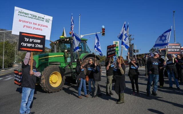Des producteurs laitiers et leurs sympathisants manifestent contre la réforme du secteur laitier menée par le ministre des Finances Bezalel Smotrich à HaGoma Junction, près de la ville de Kiryat Shmona, dans le nord d'Israël, le 5 janvier 2026. (Crédit : Ayal Margolin/Flash90)