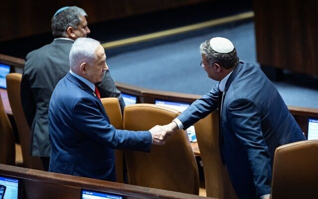 Le ministre de la Sécurité nationale Itamar Ben Gvir (à droite) serrant la main du Premier ministre Benjamin Netanyahu, à la Knesset, à Jérusalem, le 5 janvier 2026. (Crédit : Yonatan Sindel/Flash90)