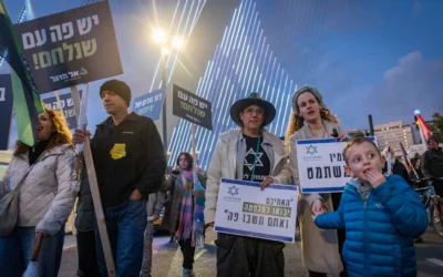 Des manifestants participent à une marche en faveur de la conscription des hommes ultra-orthodoxes dans Tsahal, depuis l’entrée de Jérusalem jusqu’à la Knesset, le 15 janvier 2026. (Crédit : Yonatan Sindel/Flash90)