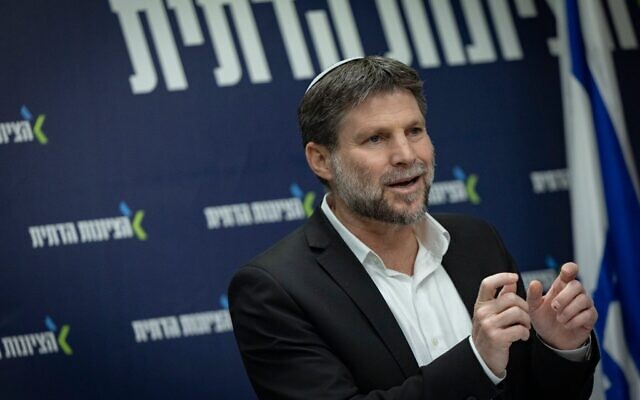 Le ministre des Finances, Bezalel Smotrich, chef du parti HaTzionout HaDatit, présidant une réunion de faction de la Knesset, à Jérusalem, le 19 janvier 2026. (Crédit : Yonatan Sindel/Flash90)
