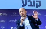 L'ex-Premier ministre Naftali Bennett s'exprimant lors d'une conférence, à Herzliya, le 19 novembre 2025. (Crédit : Yonatan Sindel/Flash90)