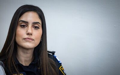 La surintendante de la police Rinat Saban assistant à une audience concernant le refus du ministre de la Sécurité intérieure Itamar Ben Gvir d'approuver sa promotion, au tribunal de Jérusalem, le 25 janvier 2026. (Crédit : Yonatan Sindel/Flash90)
