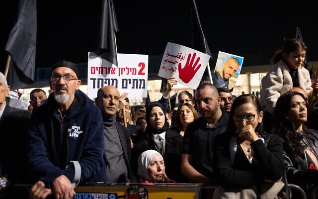 Des milliers de personnes participant à une manifestation contre le crime organisé dans la communauté arabe, à Tel Aviv, le 31 janvier 2026. (Crédit : Yonatan Sindel/FLASH90)