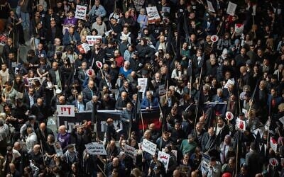 Des milliers de personnes participant à une manifestation contre la violence dans la communauté arabe, à Tel Aviv, le 31 janvier 2026. (Crédit : Yonatan Sindel/Flash90)