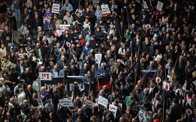 Des milliers de personnes participant à une manifestation contre la violence dans la communauté arabe, à Tel Aviv, le 31 janvier 2026. (Crédit : Yonatan Sindel/Flash90)