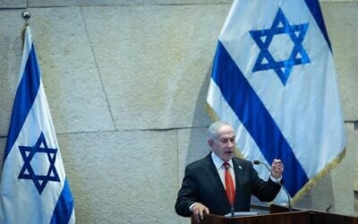 Le Premier ministre Benjamin Netanyahu s'exprimant lors d'une session plénière à l'occasion du 77ᵉ anniversaire de la Knesset, le 2 février 2026. (Crédit : Yonatan Sindel/Flash90)